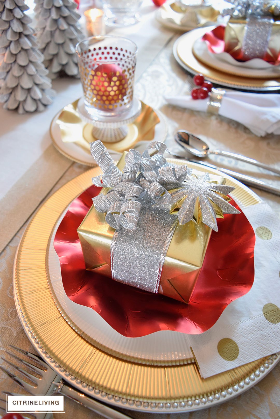 christmas-present-tablescape-red-gold