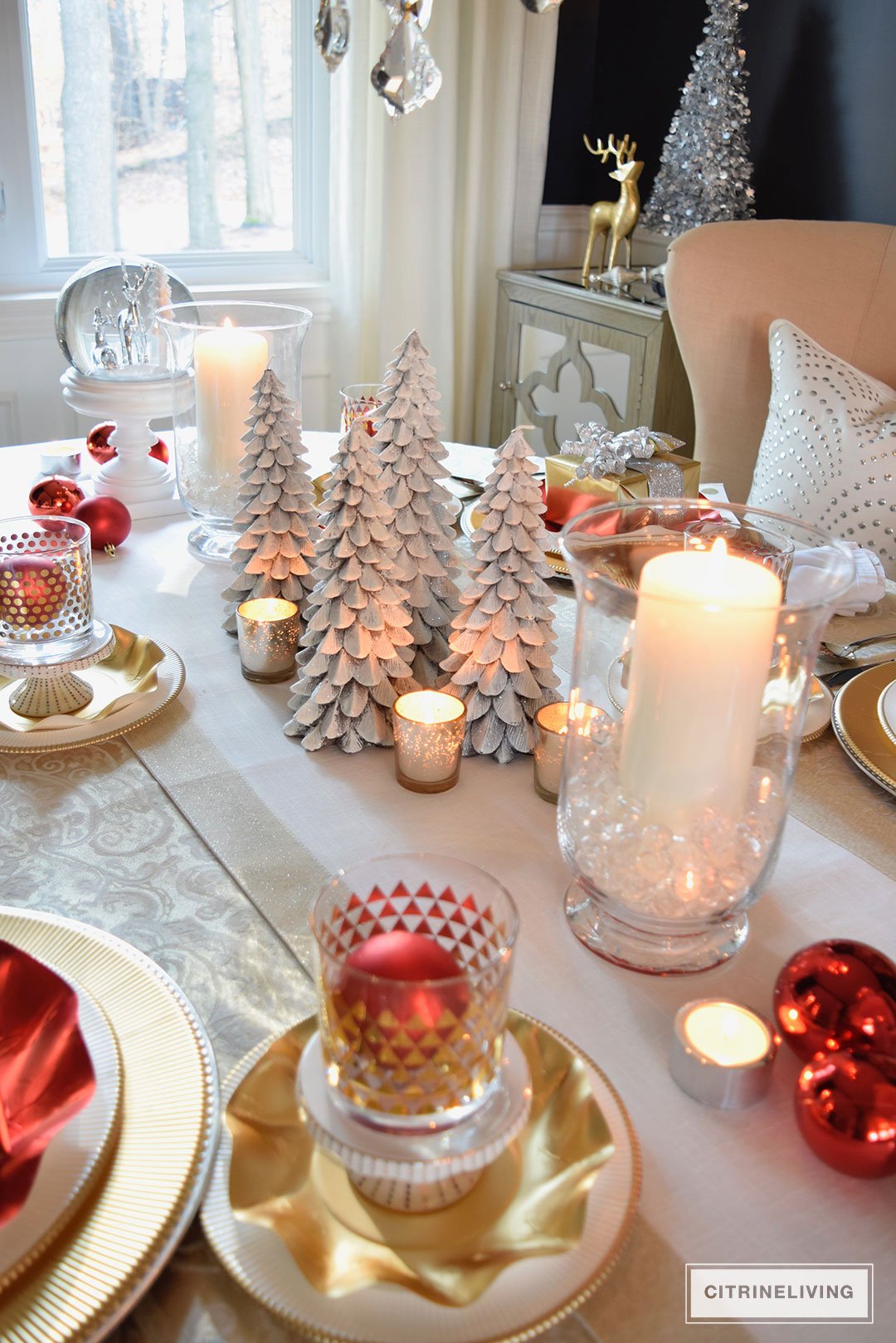 RED, WHITE AND GOLD HOLIDAY TABLESCAPE WITH A TWIST