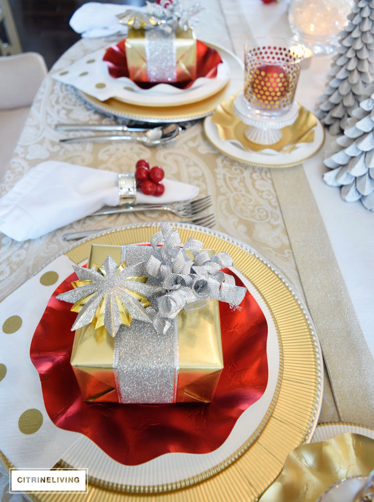 RED, WHITE AND GOLD HOLIDAY TABLESCAPE WITH A TWIST