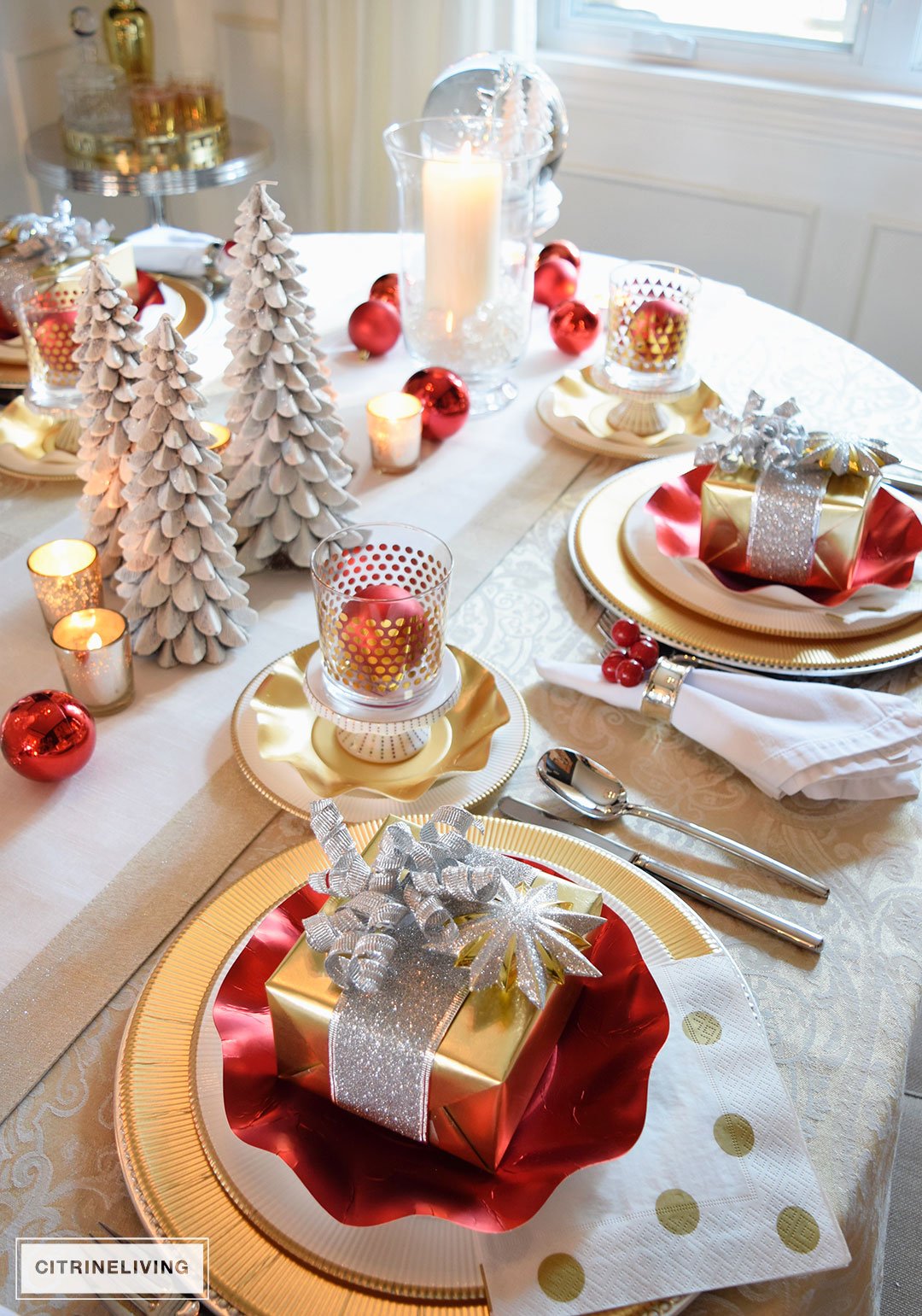 RED, WHITE AND GOLD HOLIDAY TABLESCAPE WITH A TWIST