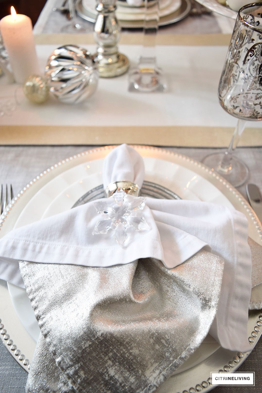 silver-napkin-beaded-chager