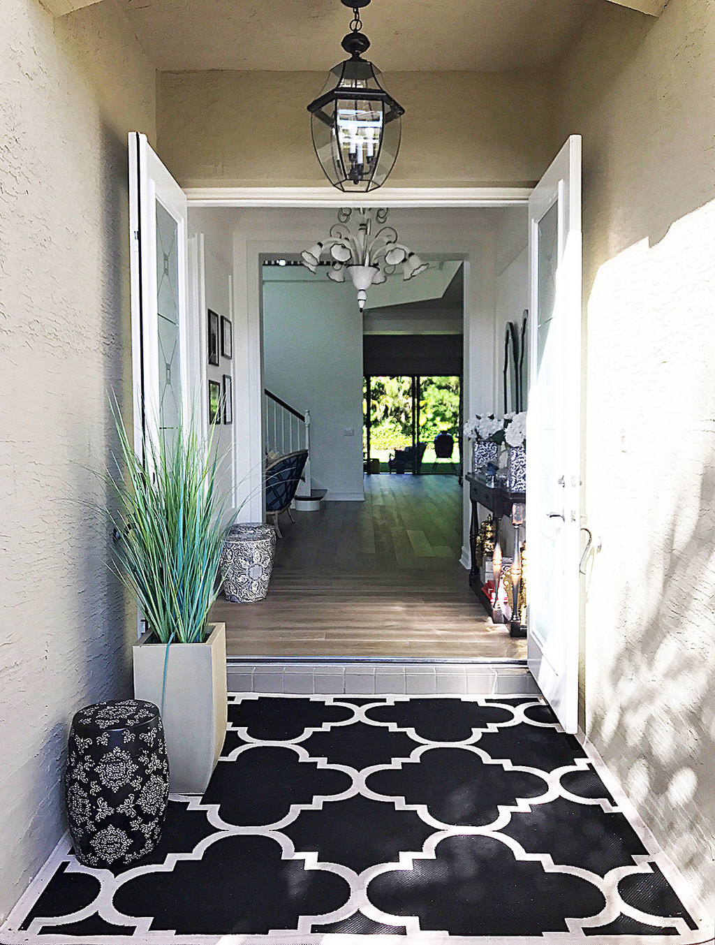 entry-florida-home-black-and-white-rug