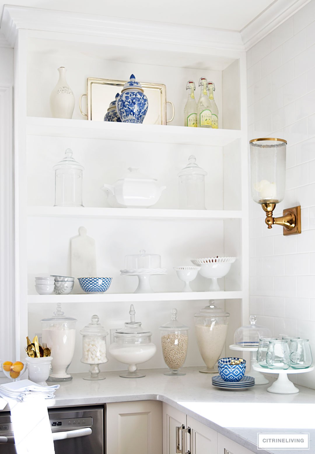 Style your shelves like a pro : touches of blue and white add Spring and Summer flair.