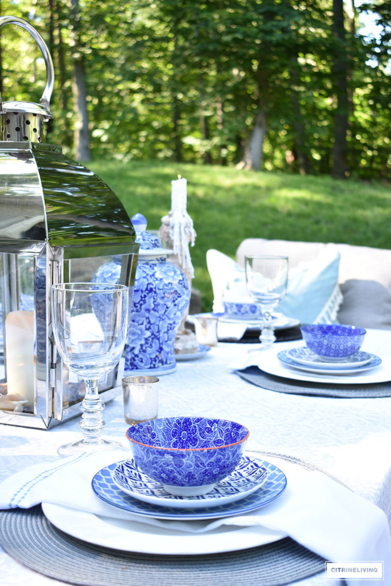OUTDOOR SUMMER TABLESCAPE IN BLUE AND WHITE