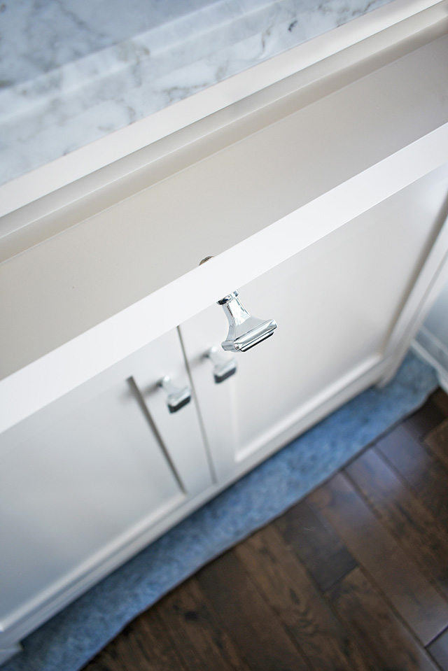 A classic white bathroom vanity with a marble top is the perfect addition to a small bath. Update and bathroom with this versatile piece for a clean and crisp look in your bathroom!