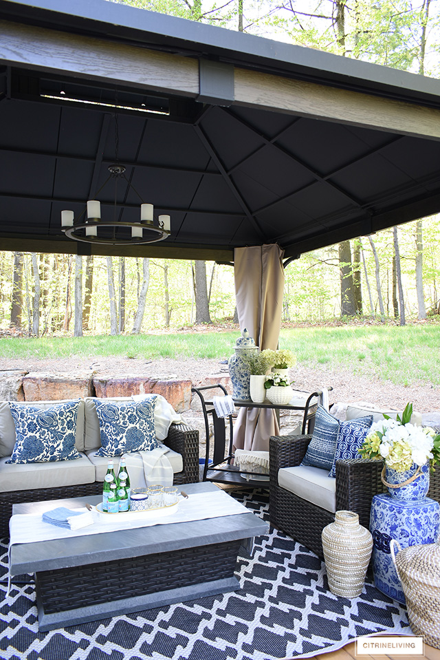 Create the ultimate outdoor living space by bringing the indoors out - from beautiful baskets and cozy blankets to elegant garden stools and decorative pillows - you can have the backyard of your dreams with these simple to follow tips!