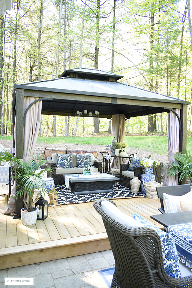 Create the ultimate outdoor living space by bringing the indoors out - from beautiful baskets and cozy blankets to elegant garden stools and decorative pillows - you can have the backyard of your dreams with these simple to follow tips!