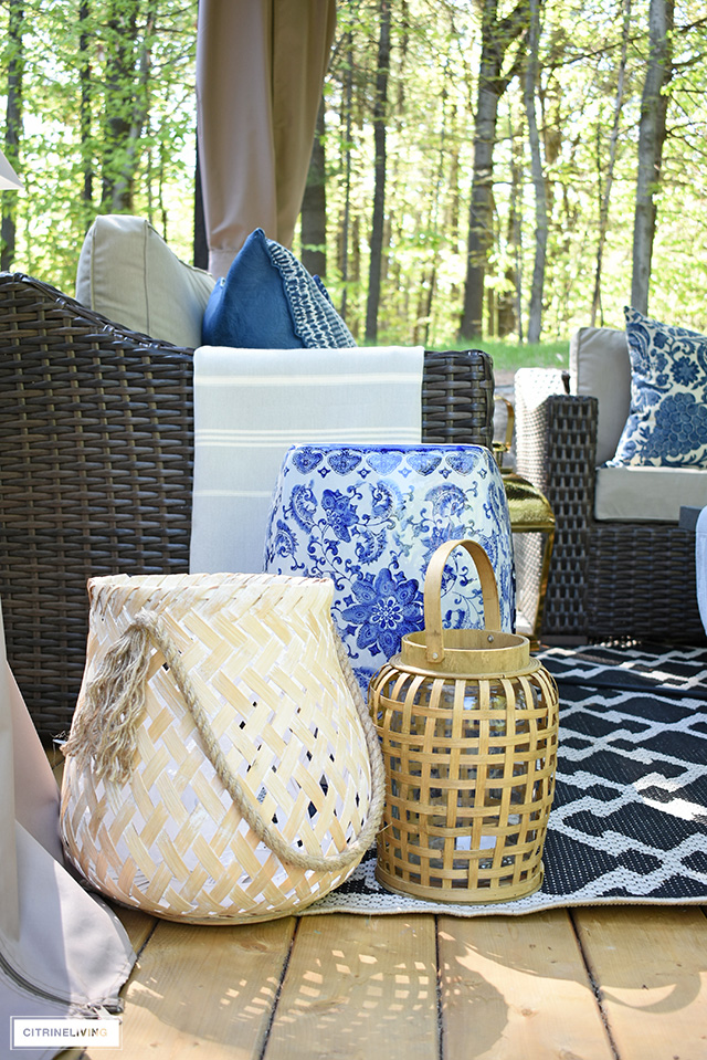 Create the ultimate outdoor living space by bringing the indoors out - from beautiful baskets and cozy blankets to elegant garden stools and decorative pillows - you can have the backyard of your dreams with these simple to follow tips!