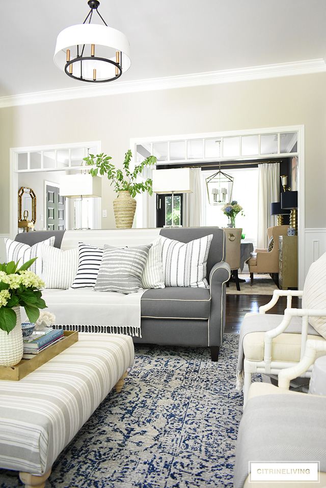 SUMMER LIVING ROOM WITH CALMING NEUTRAL PALETTE