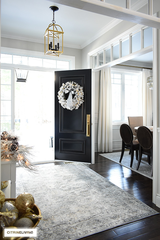 ENTRYWAY CHRISTMAS DECORATING: SILVER AND GOLD FOR A LUXE LOOK