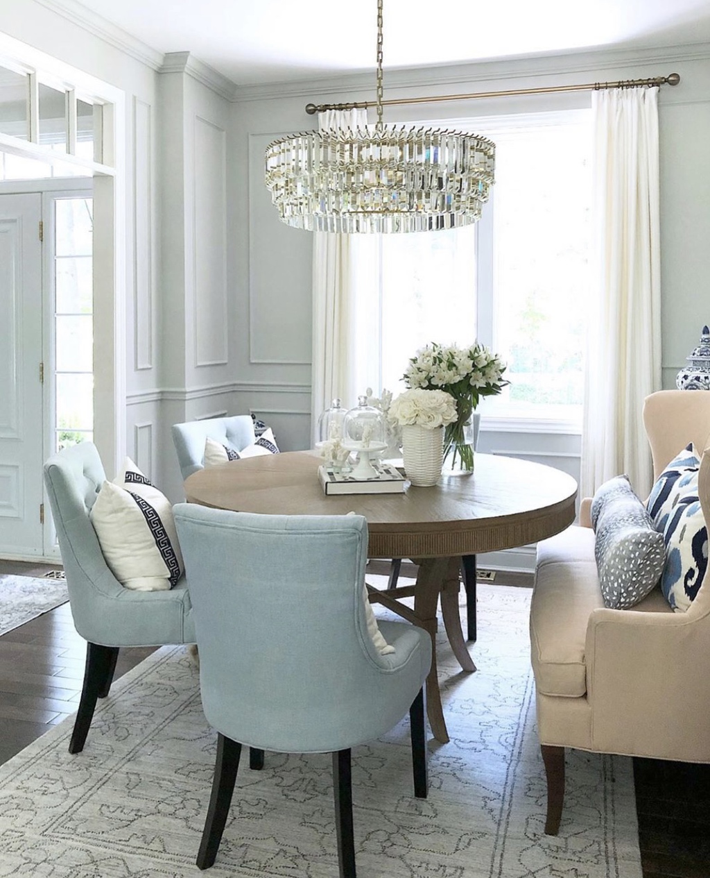 Elegant dining room decor with a coastal look in soft greys, light blues and natural tones.