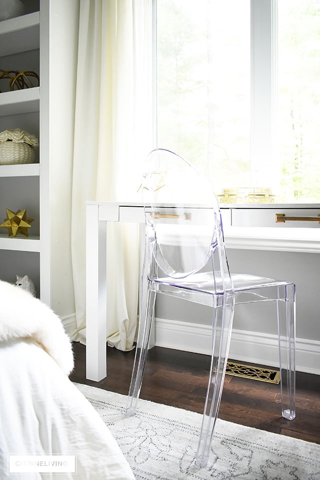 This fashion-forward Louis Ghost chair is the ideal piece to glam up this teen girl bedroom!