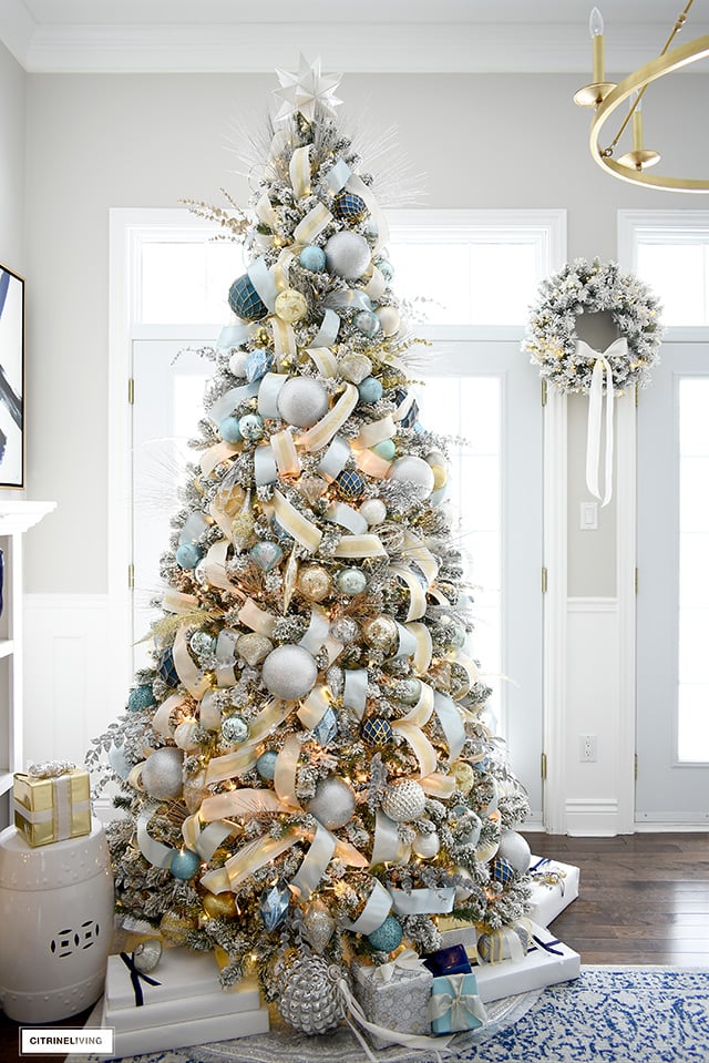 Elegant Christmas living room - Gorgeous Christmas tree with blue and gold decorations 