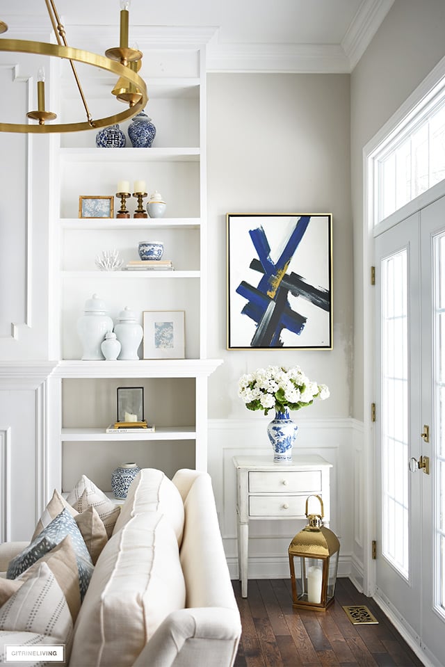 Spring living room decorating with pale blue ginger jars and blue and white chinoiserie details. 