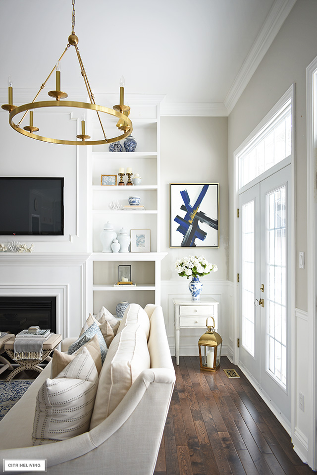 Spring living room decorating with pale blue ginger jars and blue and white chinoiserie details. 