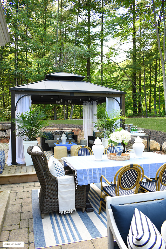 Beautiful backyard decorated with an indoor feel.