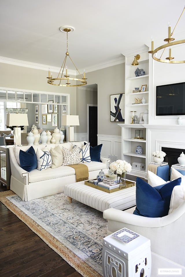 Fall living room decorating with navy blue, brown, cream and gold. Gorgeous and luxe throw pillow are a chic addition.