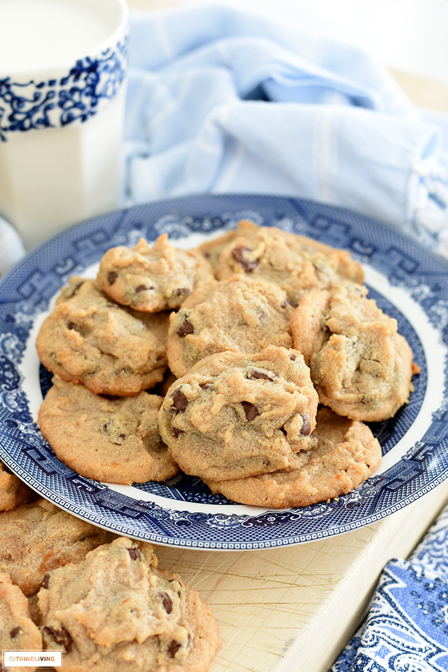 EASIEST PEANUT BUTTER CHOCOLATE CHIP COOKIES WITH 4 INGREDIENTS!