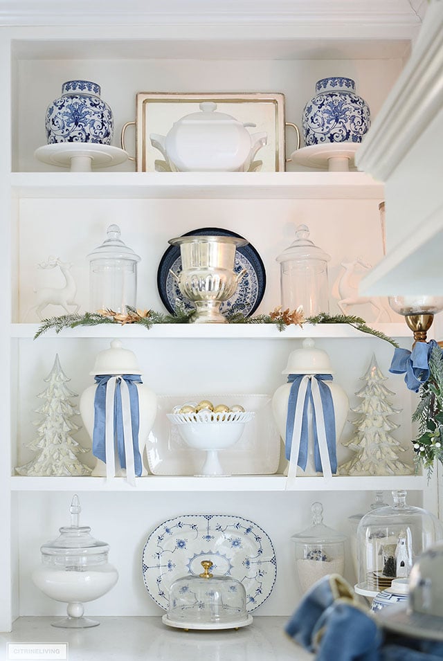 TWO BEAUTIFUL CHRISTMAS KITCHENS, GORGEOUS HOLIDAY TABLESCAPES AND DECORATING TIPS FOR THE HOIDAYS!