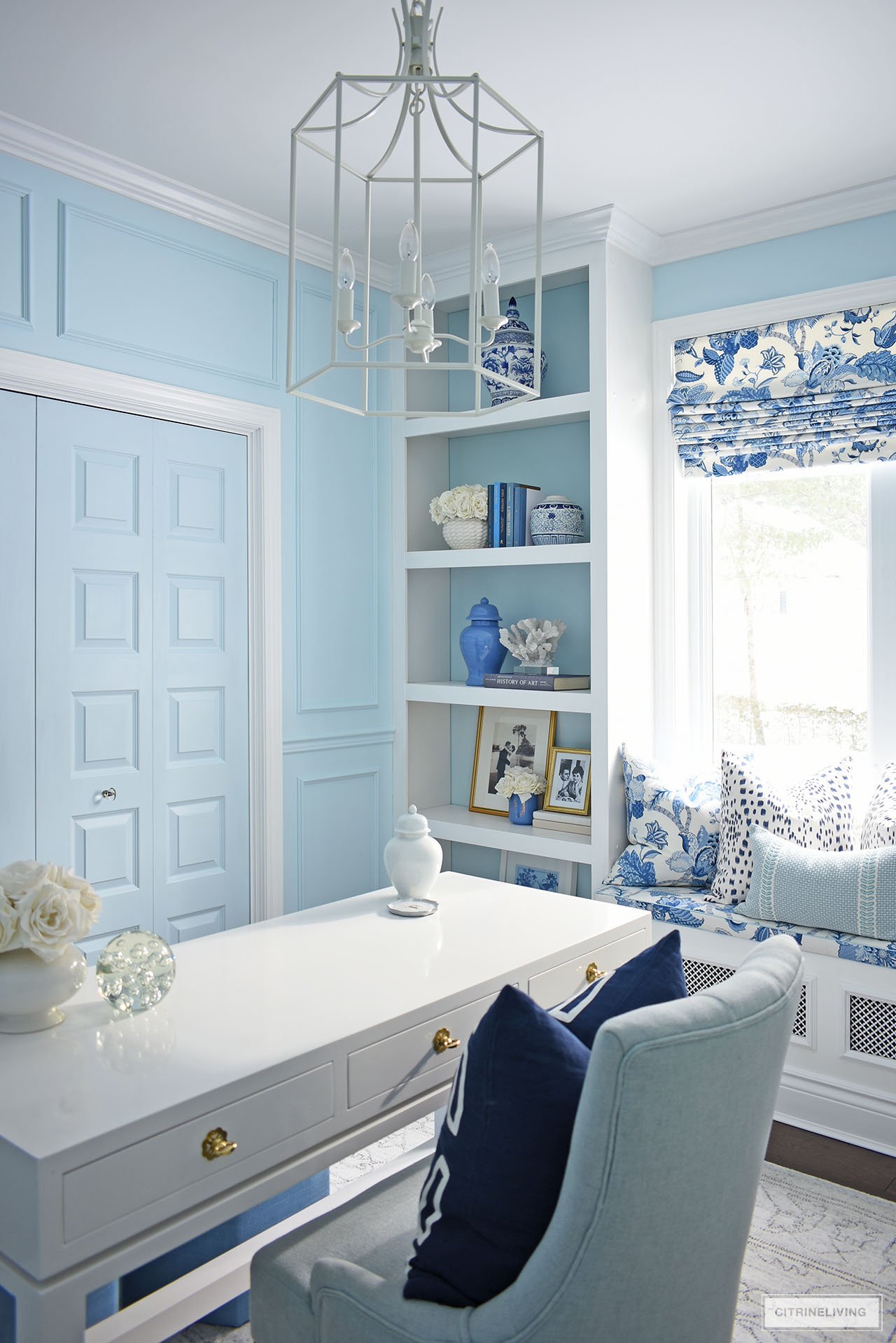 https://citrineliving.com/wp-content/uploads/2022/01/elegant-home-office-blue-white-chinoiserie-27.jpg