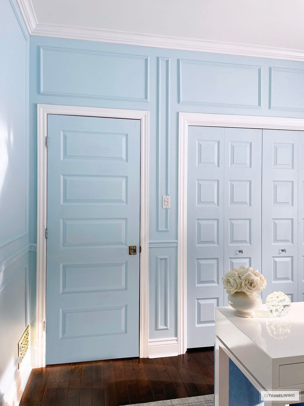 MOLDING AND DOOR KNOBS IN ELEGANT HOME OFFICE IN BLUE + WHITE CHINOISERIE