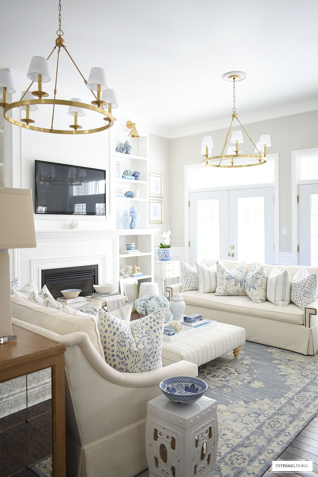 Living room spring decor in blue and white with chinoiserie accents.