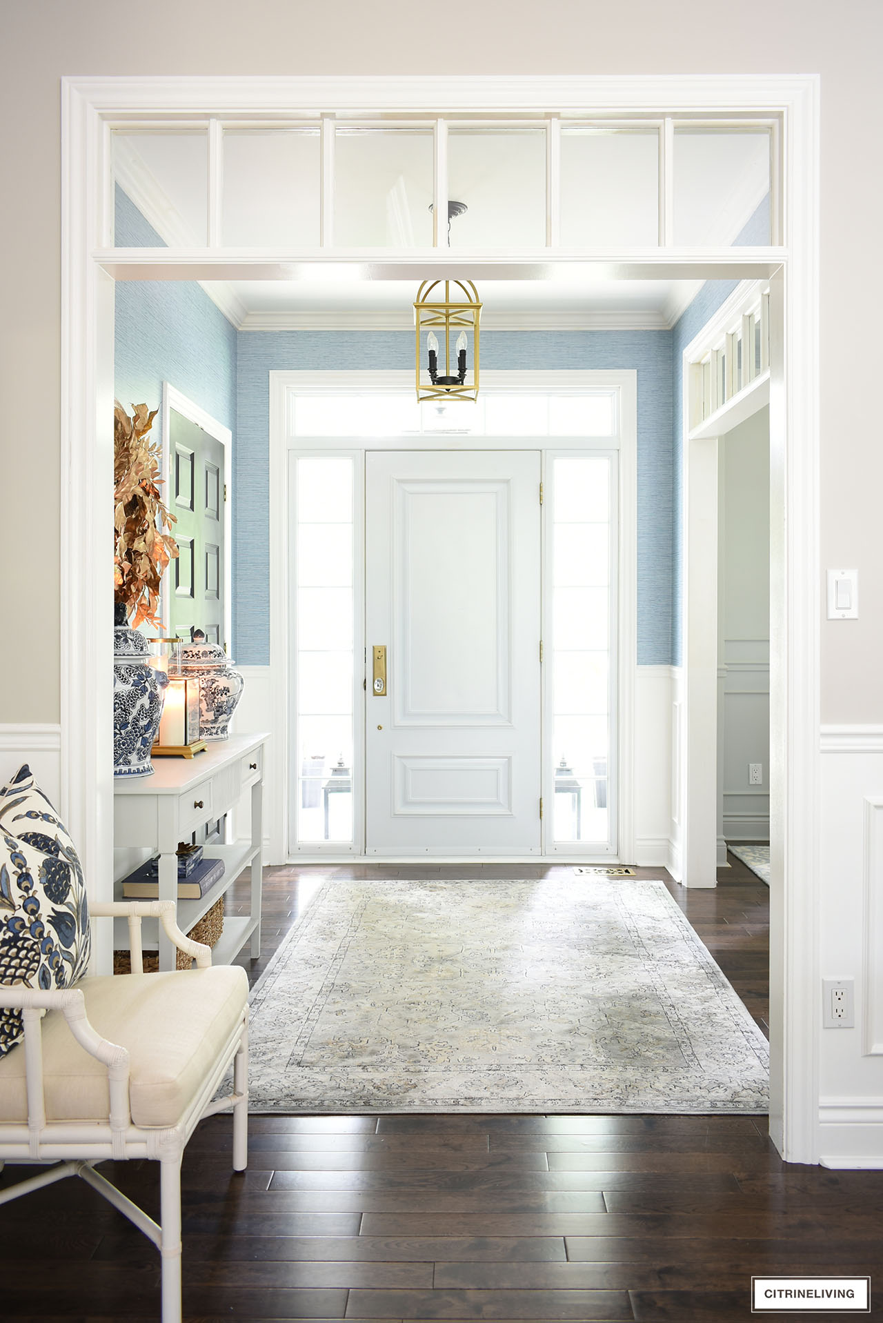 Beautiful entryway decorated for fall with elegant gold accents and blue and white chinoierie.