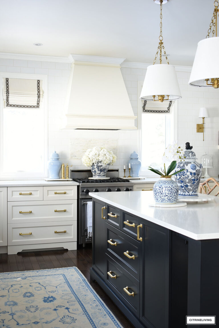 ELEGANT KITCHEN DECOR FOR SPRING: SIMPLE, CLASSIC STYLE