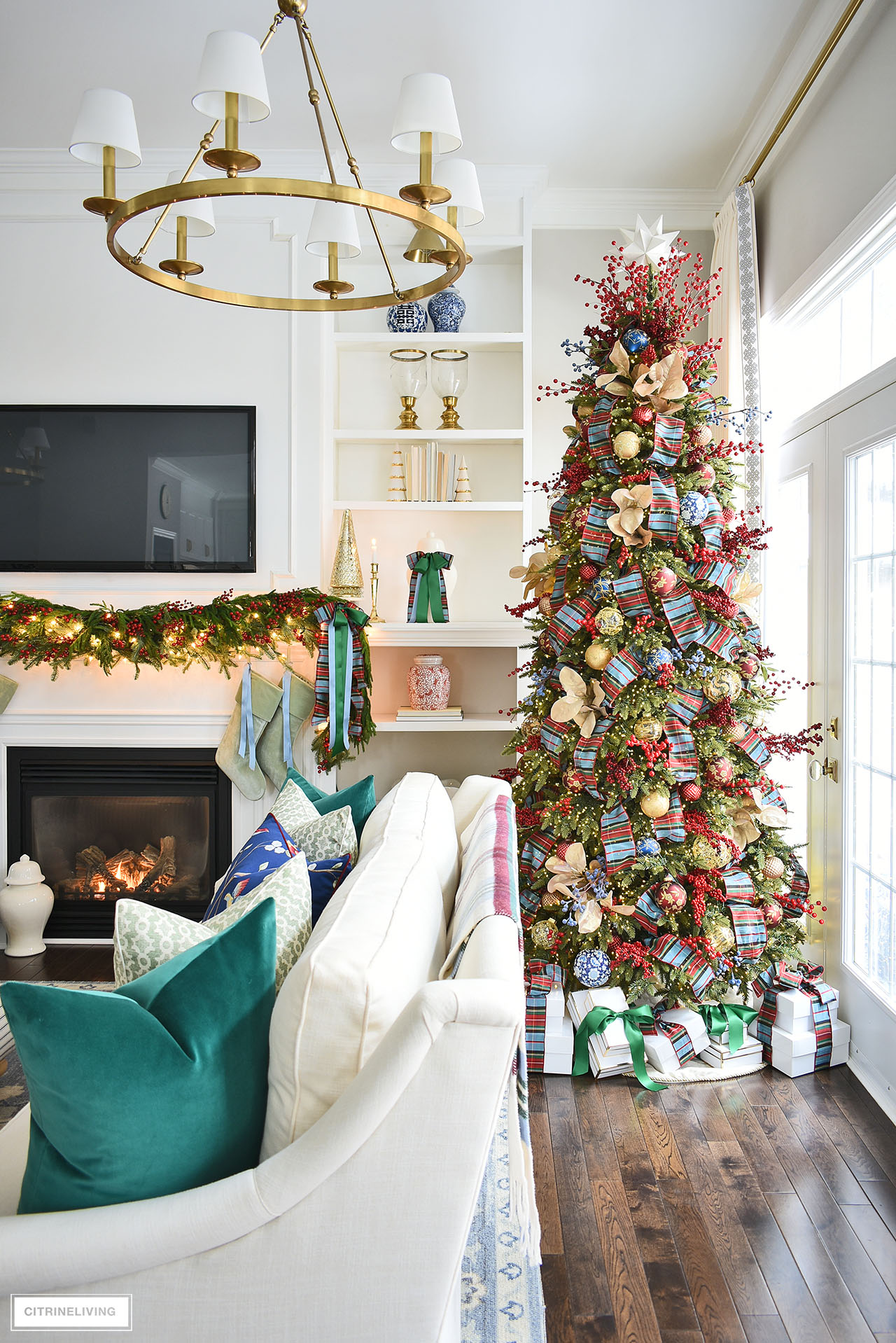 https://citrineliving.com/wp-content/uploads/2023/11/christmas-living-room-green-blue-red-plaid-chinoiserie-17.jpg