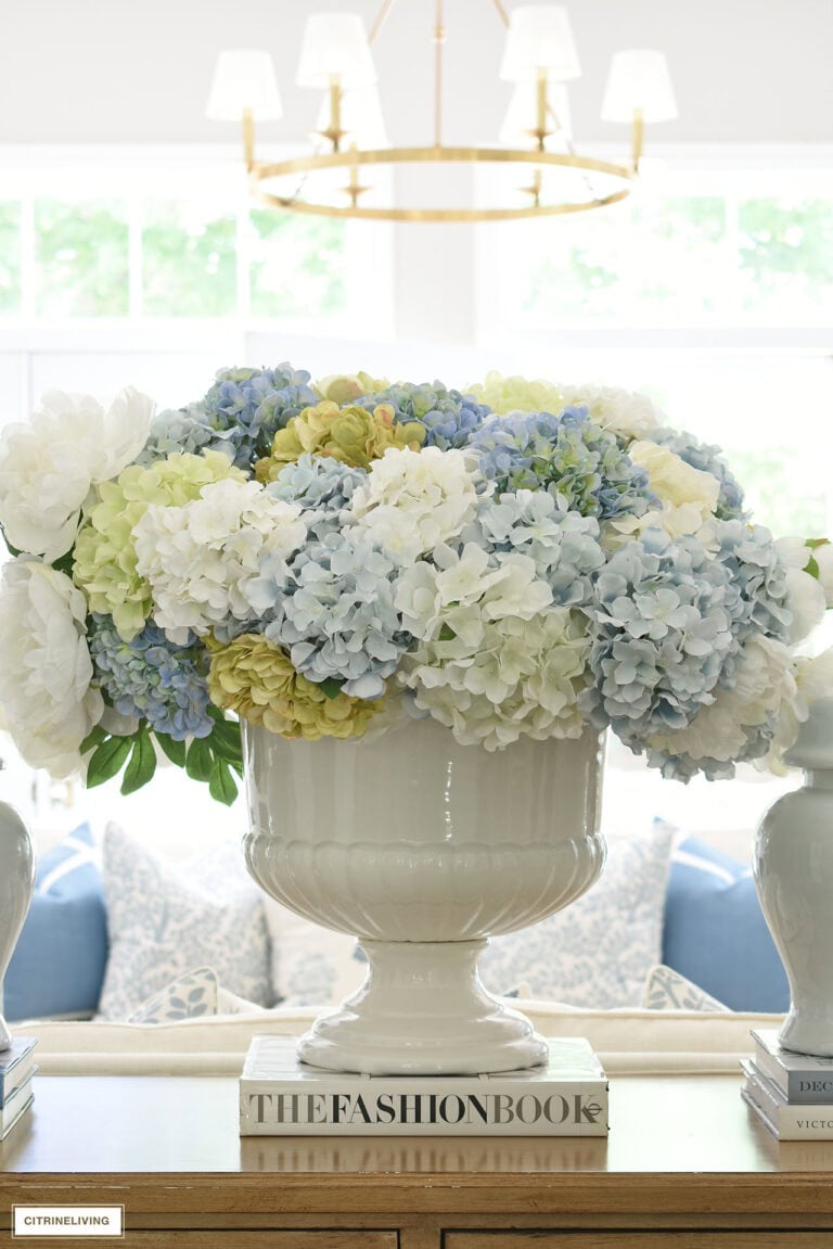 SUMMER LIVING ROOM DECOR, SUMMER HYDRANGEAS, DECORATING WITH BEIGE AND FREE PRINTABLES!