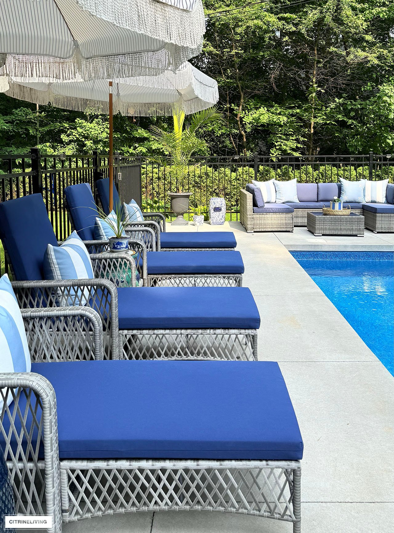 Pool deck with loungers and modular sofa