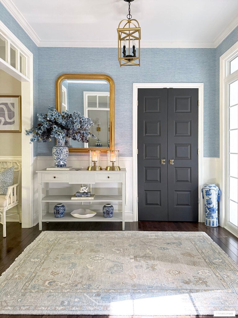 CHIC FALL ENTRYWAY DECOR WITH BEAUTIFUL FLORALS AND A GORGEOUS NEW OUSHAK RUG!