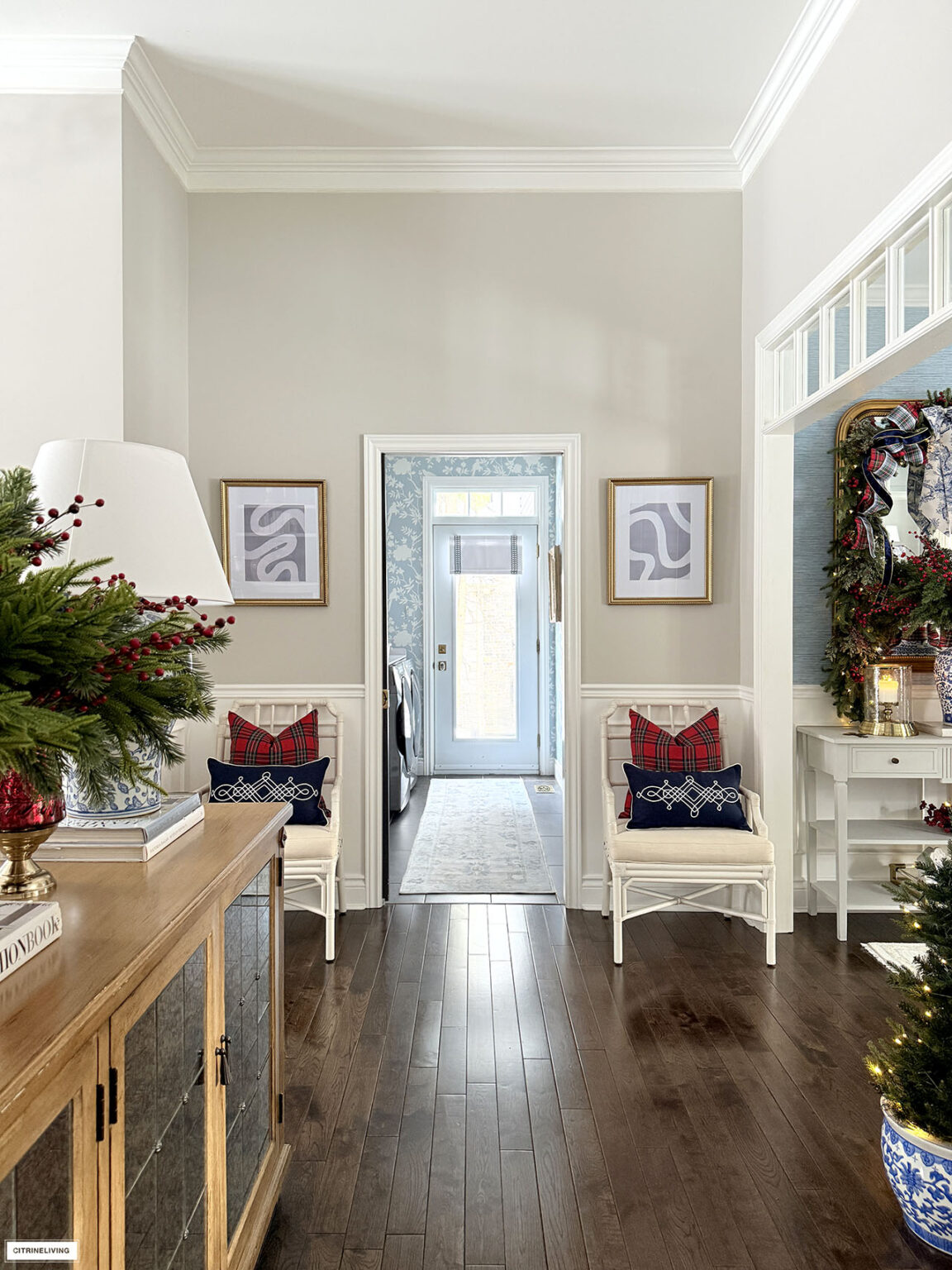 OUR CLASSIC CHRISTMAS ENTRYWAY - CITRINELIVING