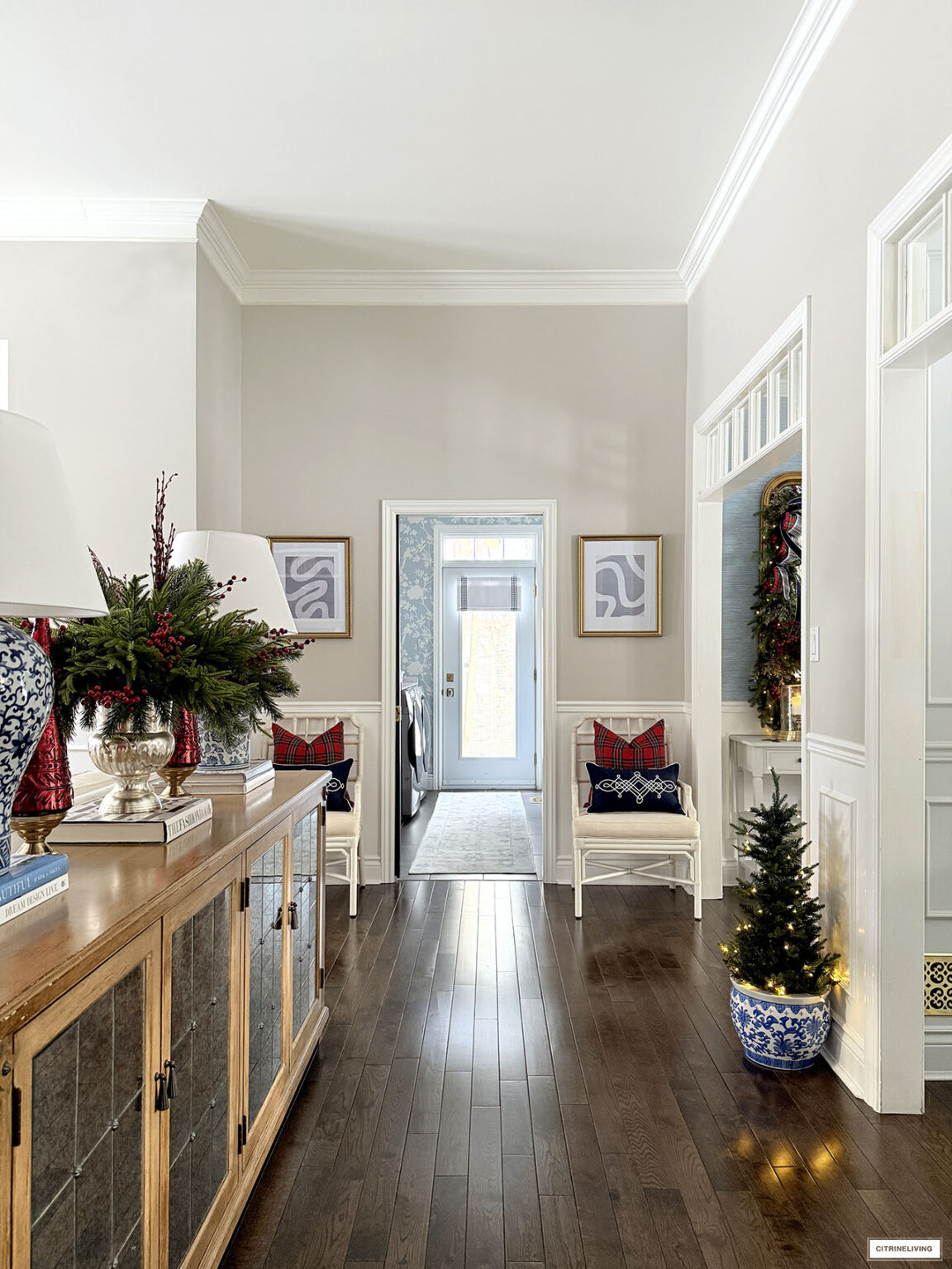OUR CLASSIC CHRISTMAS ENTRYWAY - CITRINELIVING