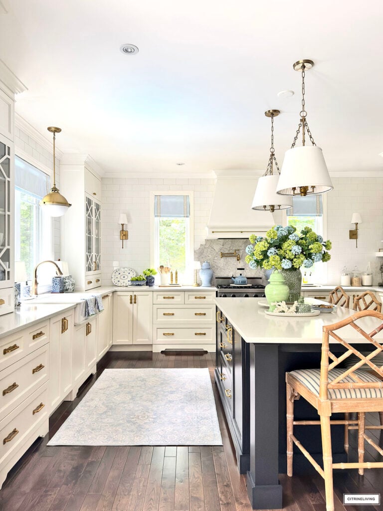 CHIC SUMMER KITCHEN STYLING IN FRESH BLUE AND GREEN