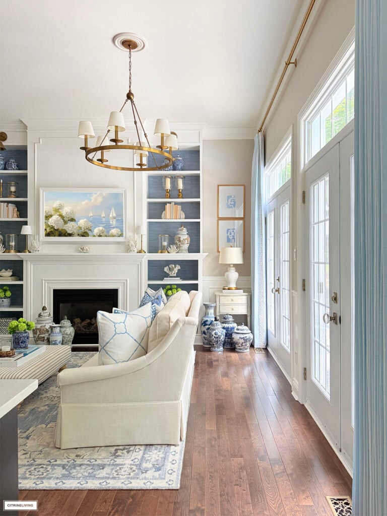 CHIC SUMMER LIVING ROOM DECOR IN GORGEOUS BLUE AND GREEN WITH TIMELESS COASTAL ACCENTS